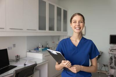 Vous êtes en reconversion, attiré(e) par le secteur de la santé, sans forcément avoir d'expérience médicale